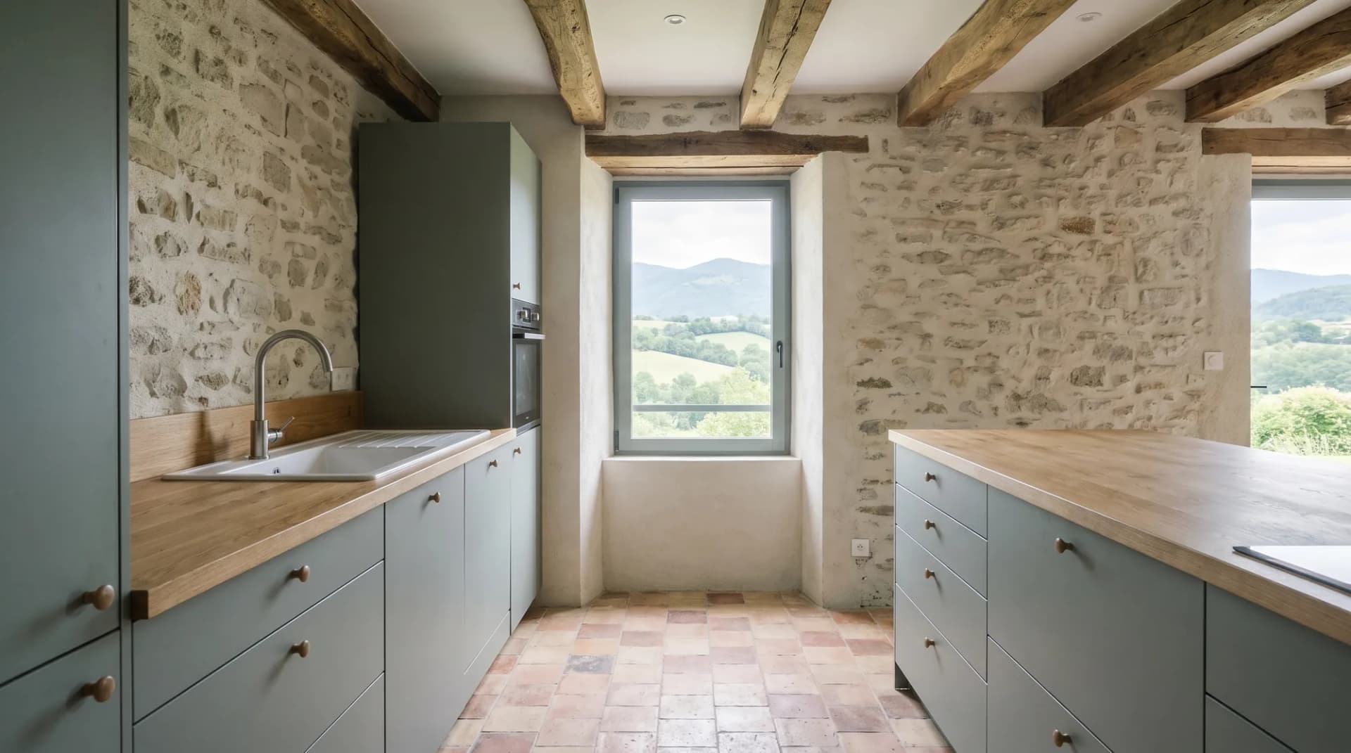 Cuisine rénovée, poutres et mur en pierre apparents